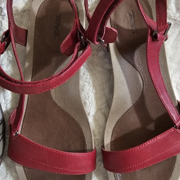 Teva Sandals Comfortable Strappy Design - Picture 6 of 9